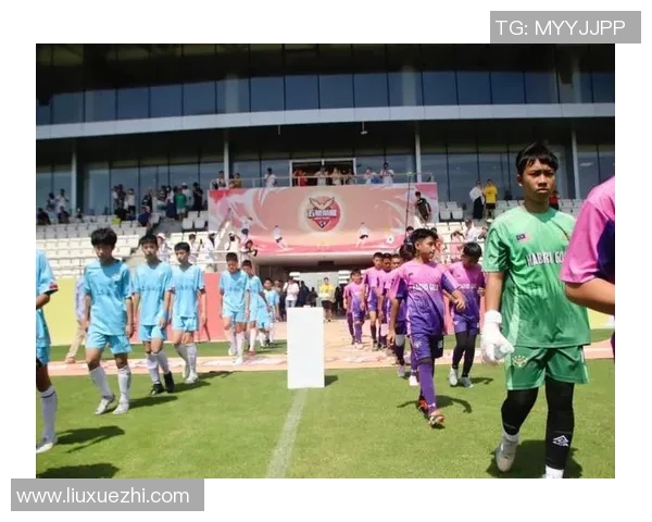 重庆足球明星赛盛大抵达重庆向球迷展示激情与荣耀